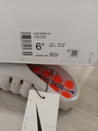 Zapatillas Nike blancas con detalles naranjas