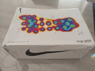 Zapatillas Nike blancas con detalles naranjas