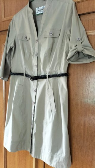 Vestido camisero beige atemporal