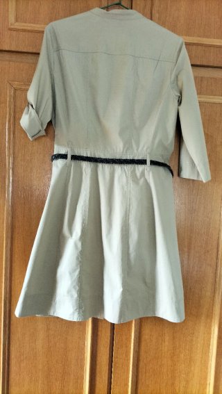 Vestido camisero beige atemporal