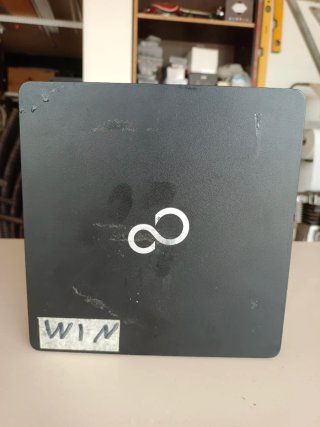 PC Fujitsu Negro