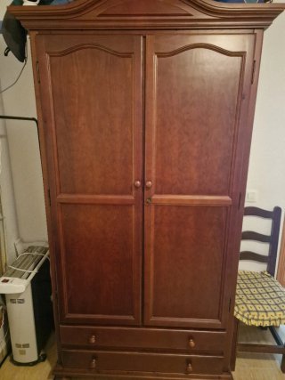 Armario de madera con cajones