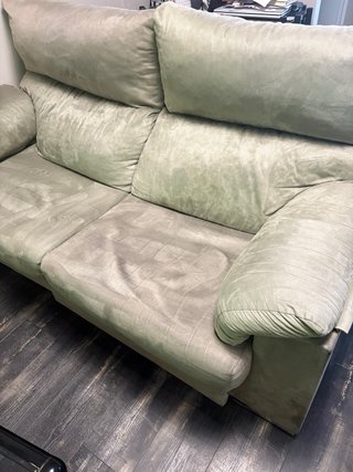 Sofá de tela beige y gris