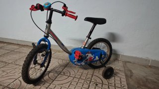 Bicicleta infantil con ruedines