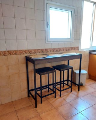 Mesa alta de bar con 2 taburetes