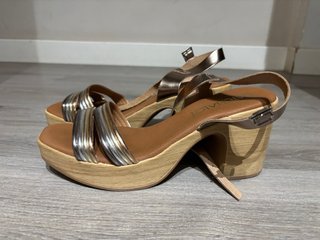 Sandalias de tacón dorado y plateado