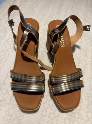 Sandalias de tacón dorado y plateado