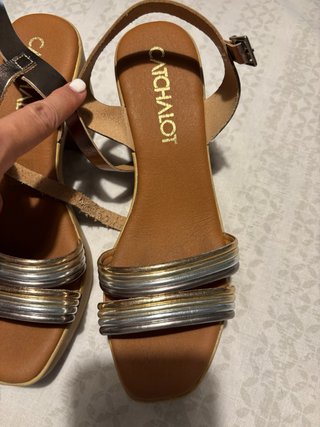 Sandalias de tacón dorado y plateado