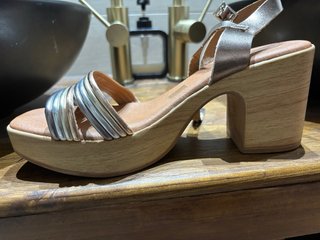 Sandalias de tacón dorado y plateado