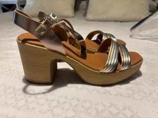 Sandalias de tacón dorado y plateado