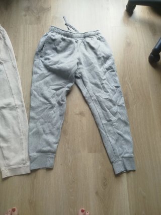 Pantalones largos beige y grises