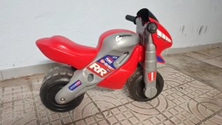 Moto correpasillos roja y gris