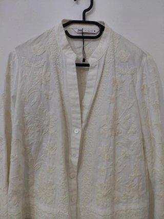 Chaqueta blanca bordada
