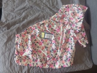 Blusa floral de un hombro talla L