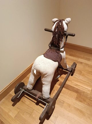 Caballo balancín de madera