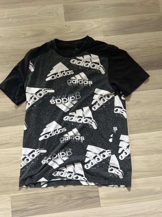 Camiseta Adidas Estampada Negra y Blanca
