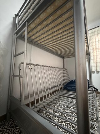 Litera metálica con sofá cama abajo