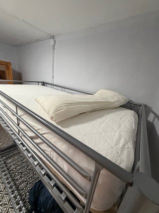 Litera metálica con sofá cama abajo