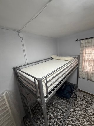 Litera metálica con sofá cama abajo