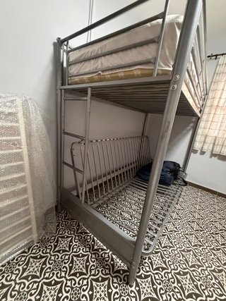 Litera metálica con sofá cama abajo