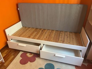 Cama infantil blanca con cajones