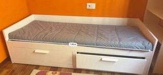 Cama infantil blanca con cajones