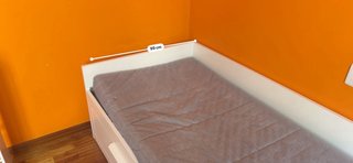 Cama infantil blanca con cajones