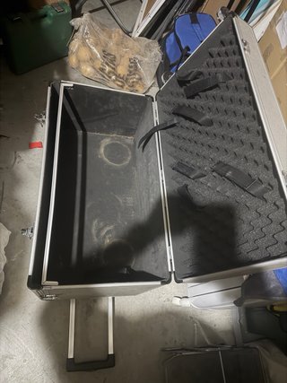 Caja de transporte metálica con ruedas