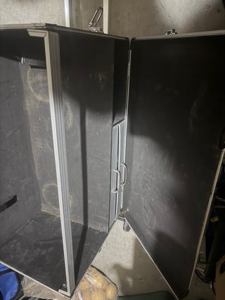 Caja de transporte metálica con ruedas