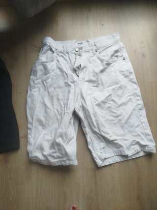 Pantalones cortos joven