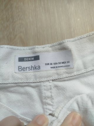 Pantalones cortos joven