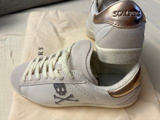 Deportivas Scalpers Talla 36 Blanco y Ocre