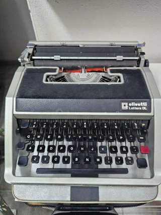 Máquina de escribir Olivetti Lettera DL