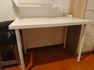 Mesa de estudio blanca y madera