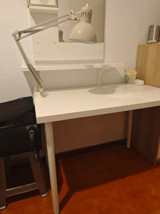Mesa de estudio blanca y madera
