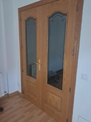 Puerta doble de madera con cristal