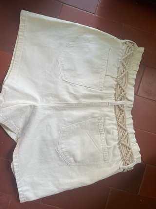 Pantalón corto blanco vaquero con cinturón