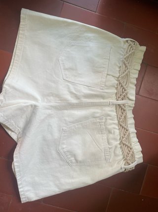 Pantalón corto blanco vaquero con cinturón