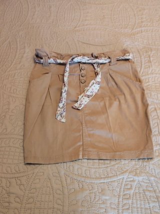 Falda con cinturón floral