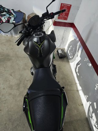 Kawasaki Z650 Negra y Verde