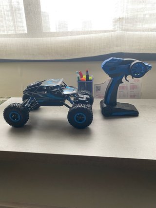 Coche RC todoterreno azul y negro