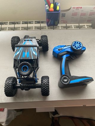 Coche RC todoterreno azul y negro