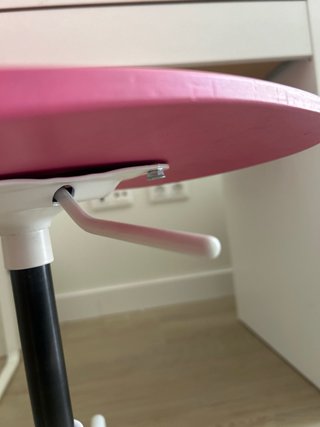 Silla rosa con escritorio con elevación; ikea