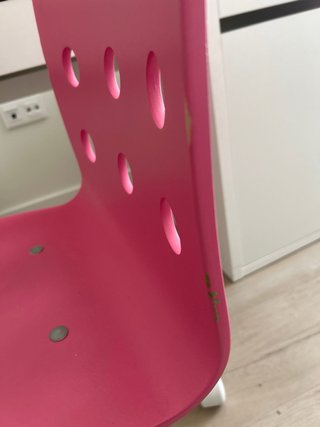 Silla rosa con escritorio con elevación; ikea