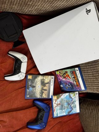 PS5 con 2 mandos y 3 juegos