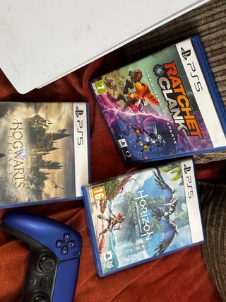 PS5 con 2 mandos y 3 juegos