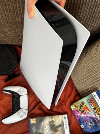 PS5 con 2 mandos y 3 juegos
