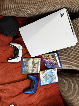 PS5 con 2 mandos y 3 juegos