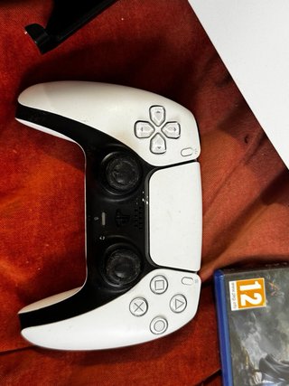 PS5 con 2 mandos y 3 juegos