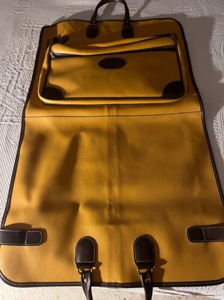Portatrajes de piel amarillo y marrón